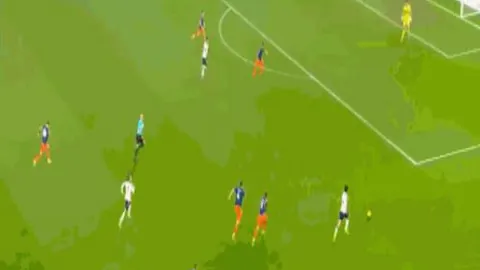 “明年展望逆境重生，世预赛前景充满希望与挑战”